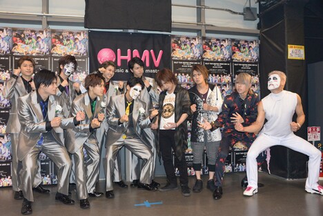 開演前から火花を散らす超特急とゴールデンボンバー。