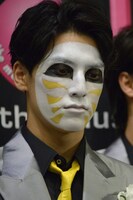 真面目に話を聞く樽美酒ユースケ。