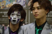 タクヤ（手前）のコメントに相槌を打つリョウガ（奥）。