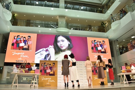 自分たちが出演する「& chouette」CMを鑑賞するE-girlsメンバー。