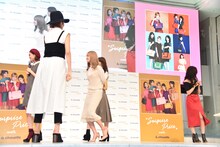 「池袋サンシャインで妄想デート」企画でバッグを選ぶE-girlsメンバー。