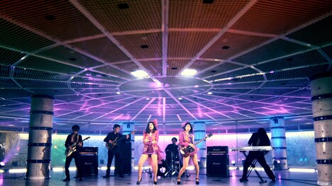 ベッド・イン「CO・CO・RO グラデーション」ミュージックビデオのワンシーン。