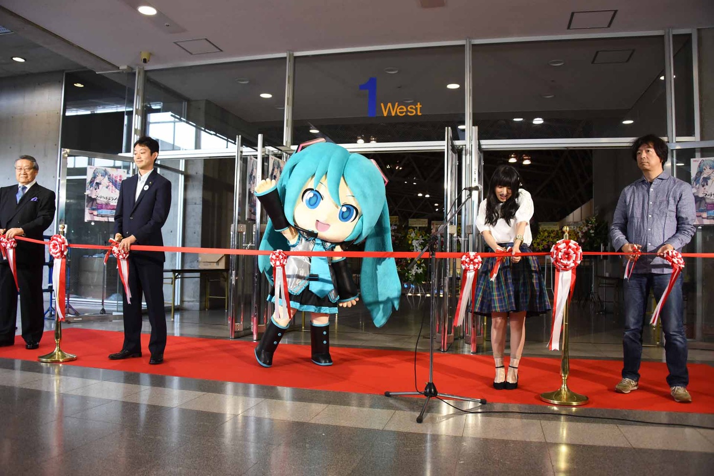 「初音ミク『マジカル・ミライ12017』」テープカットの瞬間の様子。