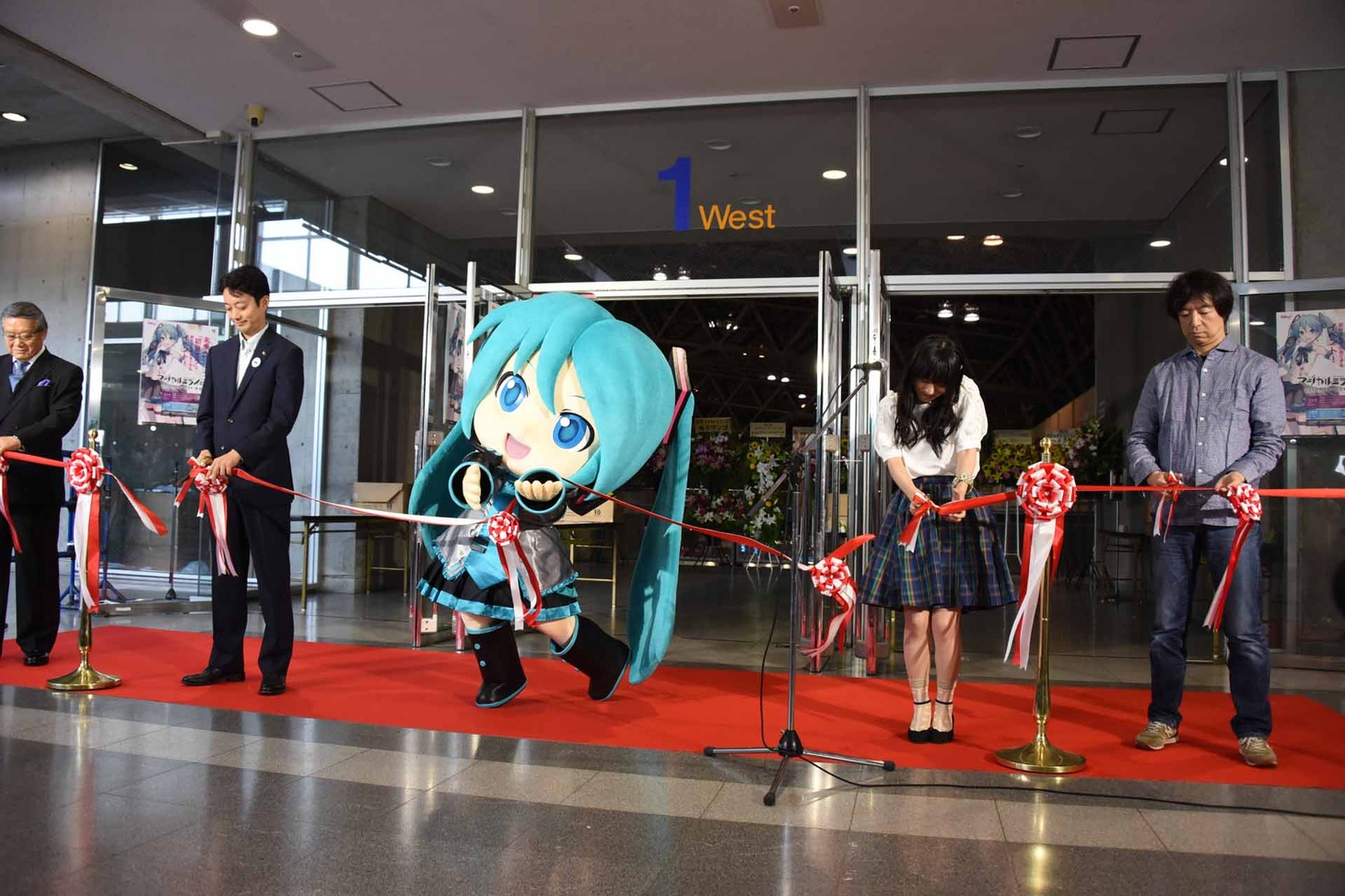 「初音ミク『マジカル・ミライ12017』」テープカットの瞬間の様子。