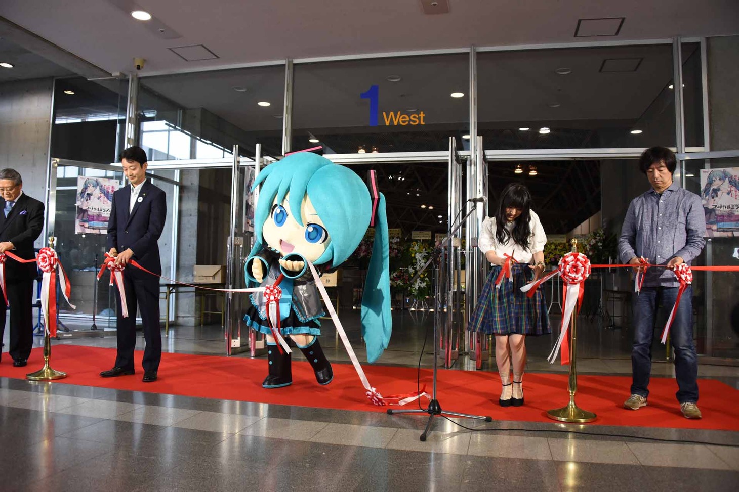 「初音ミク『マジカル・ミライ12017』」テープカットの瞬間の様子。