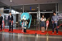 「初音ミク『マジカル・ミライ12017』」テープカットの瞬間の様子。