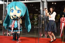 「初音ミク『マジカル・ミライ12017』」の開幕を喜ぶミクダヨー（左）と藤田咲（右）。