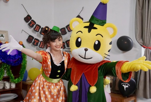 左から岡崎百々子、しまじろう。