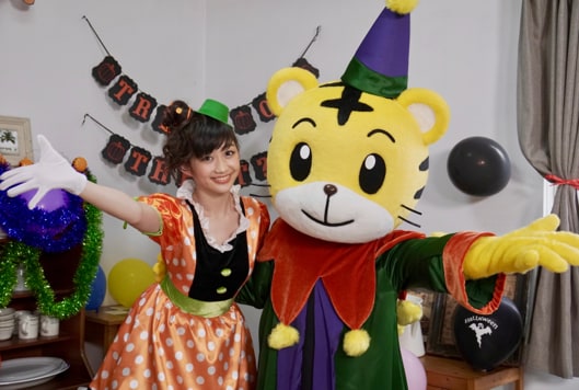 左から岡崎百々子、しまじろう。