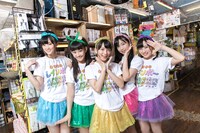 ヴィレッジヴァンガードとのコラボTシャツを着用したたこやきレインボー。