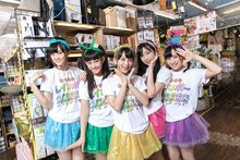 ヴィレッジヴァンガードとのコラボTシャツを着用したたこやきレインボー。