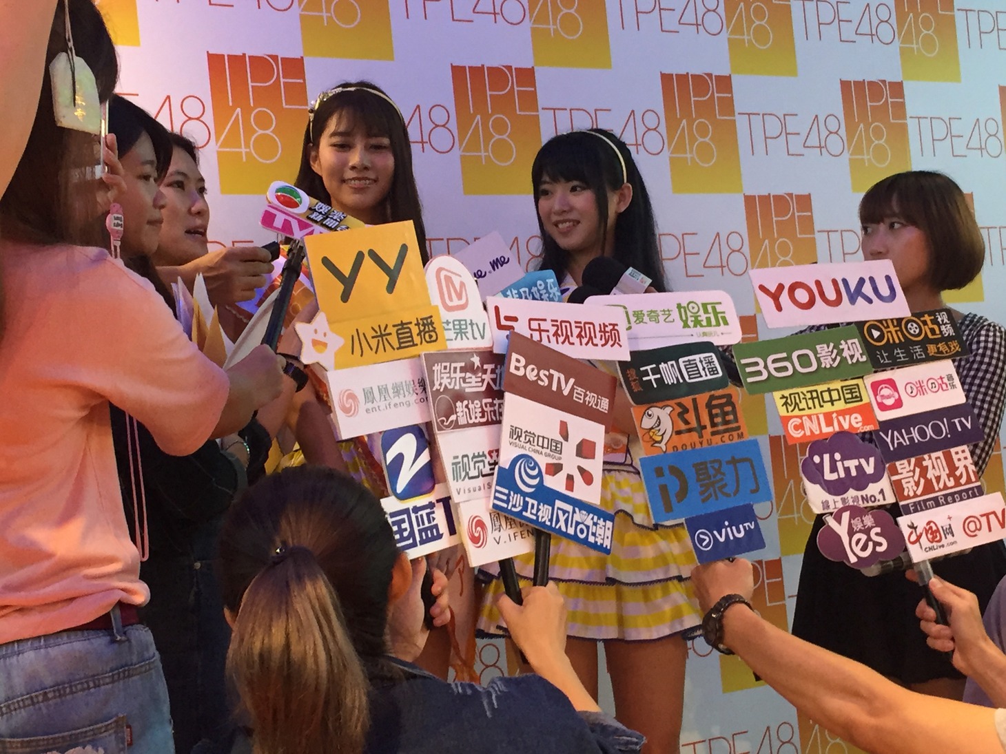 台湾での囲み取材の様子。(c)TPE