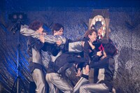 歌広場淳（右から2番目）が待ち構えるダーツの的めがけてユーキを運ぶ超特急。