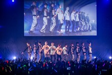 超特急とゴールデンボンバーによる「あったかいよ、ユウジ」のコラボの様子。