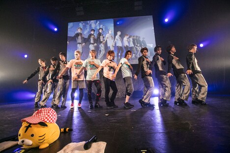 アンコールのコラボの様子。手前の虎はユースケのオリジナルグッズで、喜矢武豊が「とらじろう」と命名した。