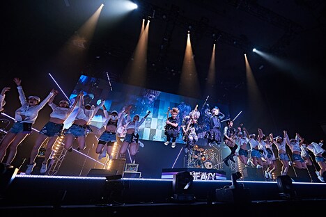 SuG「HEAVY POSITIVE ROCK」東京・日本武道館公演の様子。（提供：ポニーキャニオン）