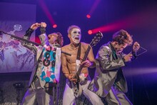 左からコーイチ、樽美酒研二、タクヤ。