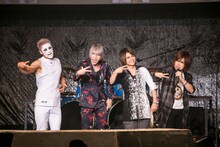 超特急ポーズを決めるゴールデンボンバー。