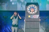 コーイチと、ダーツの的役の歌広場淳。