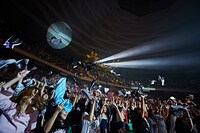 SuG「HEAVY POSITIVE ROCK」東京・日本武道館公演の様子。（提供：ポニーキャニオン）