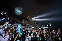 SuG「HEAVY POSITIVE ROCK」東京・日本武道館公演の様子。（提供：ポニーキャニオン）