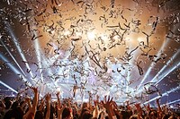 SuG「HEAVY POSITIVE ROCK」東京・日本武道館公演の様子。（提供：ポニーキャニオン）