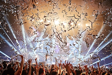 SuG「HEAVY POSITIVE ROCK」東京・日本武道館公演の様子。（提供：ポニーキャニオン）