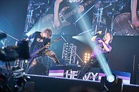 左からChiyu（B）、武瑠（Vo）。（提供：ポニーキャニオン）