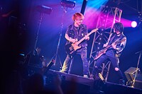 左からyuji（G）、masato（G）。（提供：ポニーキャニオン）