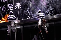 ボーダー柄の作業服を着た作業員たち。