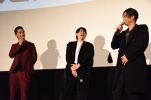 左から小林直己、青柳翔、AKIRA。