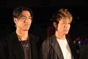 左からAKIRA、黒木啓司。