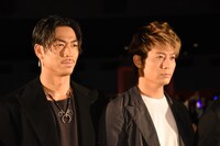左からAKIRA、黒木啓司。
