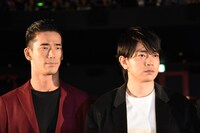 左から小林直己、青柳翔。