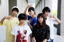 MAGiC BOYZと市井由理。（撮影：小坂茂雄）