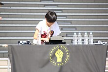 ジョーのDJプレイ。（撮影：小坂茂雄）