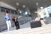 MAGiC BOYZと市井由理による「パーリーしようよ」のパフォーマンスの様子。（撮影：小坂茂雄）