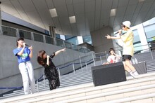 MAGiC BOYZと市井由理による「パーリーしようよ」のパフォーマンスの様子。（撮影：小坂茂雄）