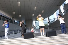 MAGiC BOYZと市井由理による「パーリーしようよ」のパフォーマンスの様子。（撮影：小坂茂雄）