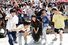 MAGiC BOYZと市井由理。（撮影：小坂茂雄）