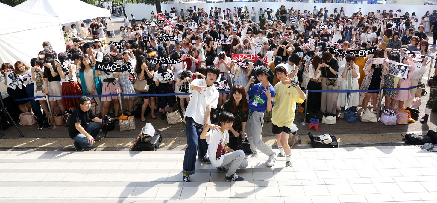 MAGiC BOYZと市井由理。（撮影：小坂茂雄）