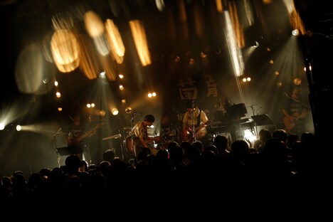 さくらしめじのライブの様子。（撮影：ハヤシサトル）