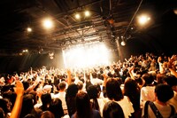 さくらしめじのライブの様子。（撮影：ハヤシサトル）