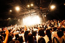 さくらしめじのライブの様子。（撮影：ハヤシサトル）