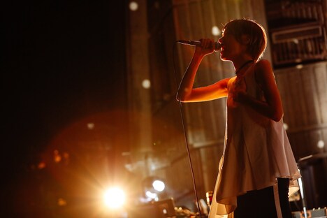 ハルカ（Vo, G / ハルカトミユキ）（撮影：上山陽介）