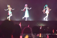「どりーみんチュチュ」を披露する鏡音リン、巡音ルカ、初音ミク。