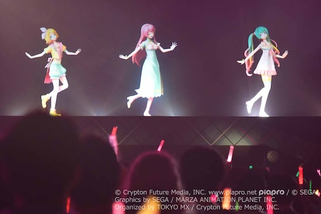 「どりーみんチュチュ」を披露する鏡音リン、巡音ルカ、初音ミク。