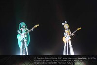 「なりすましゲンガー」を披露する初音ミクと鏡音リン。