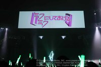 「みんなみくみくにしてあげる♪」を踊る初音ミク。