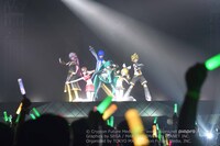 左から巡音ルカ、MEIKO、KAITO、初音ミク、鏡音リン、鏡音レン